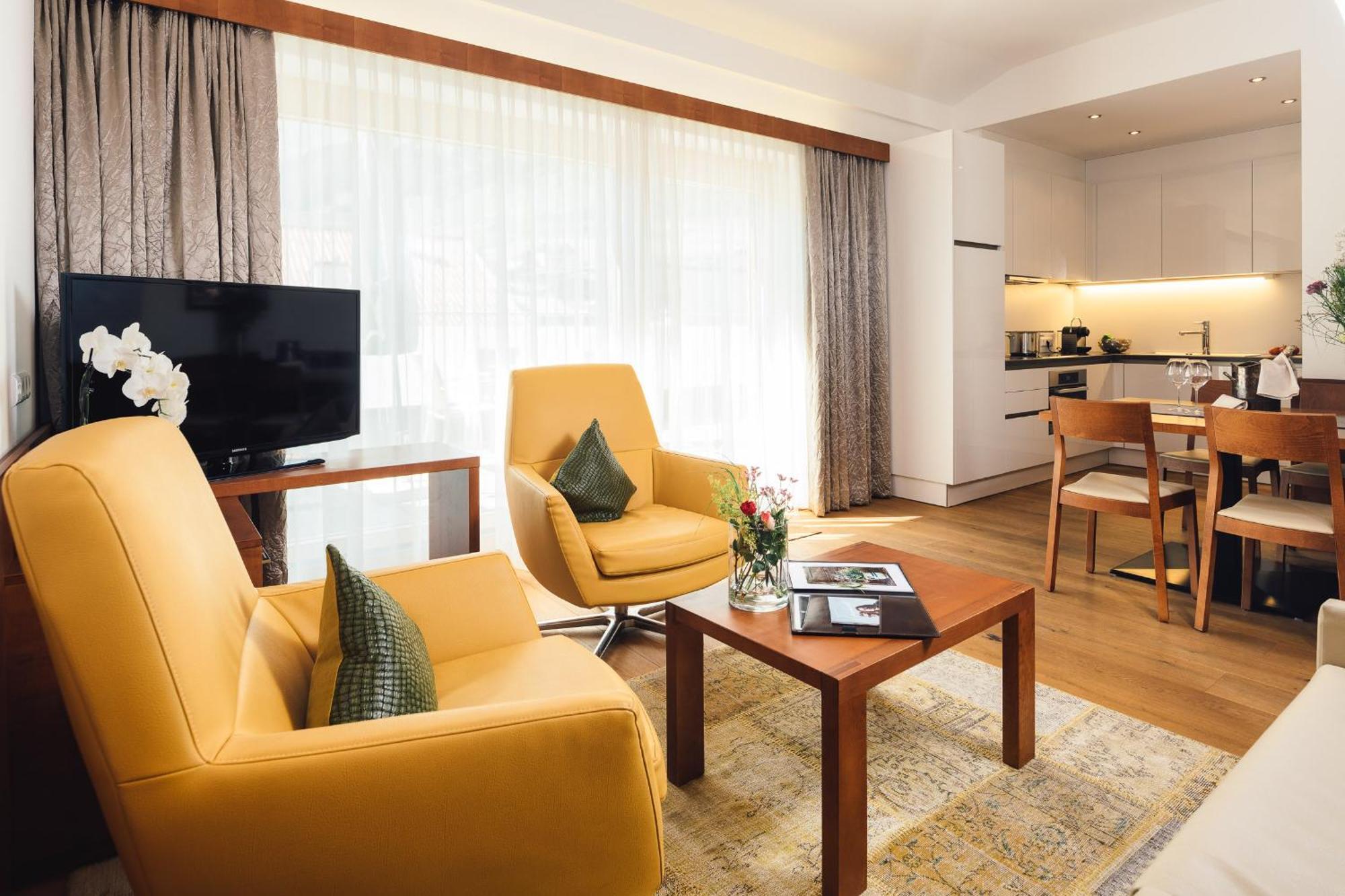 Schneeweiss Lifestyle - Apartments - Living Serfaus Oda fotoğraf
